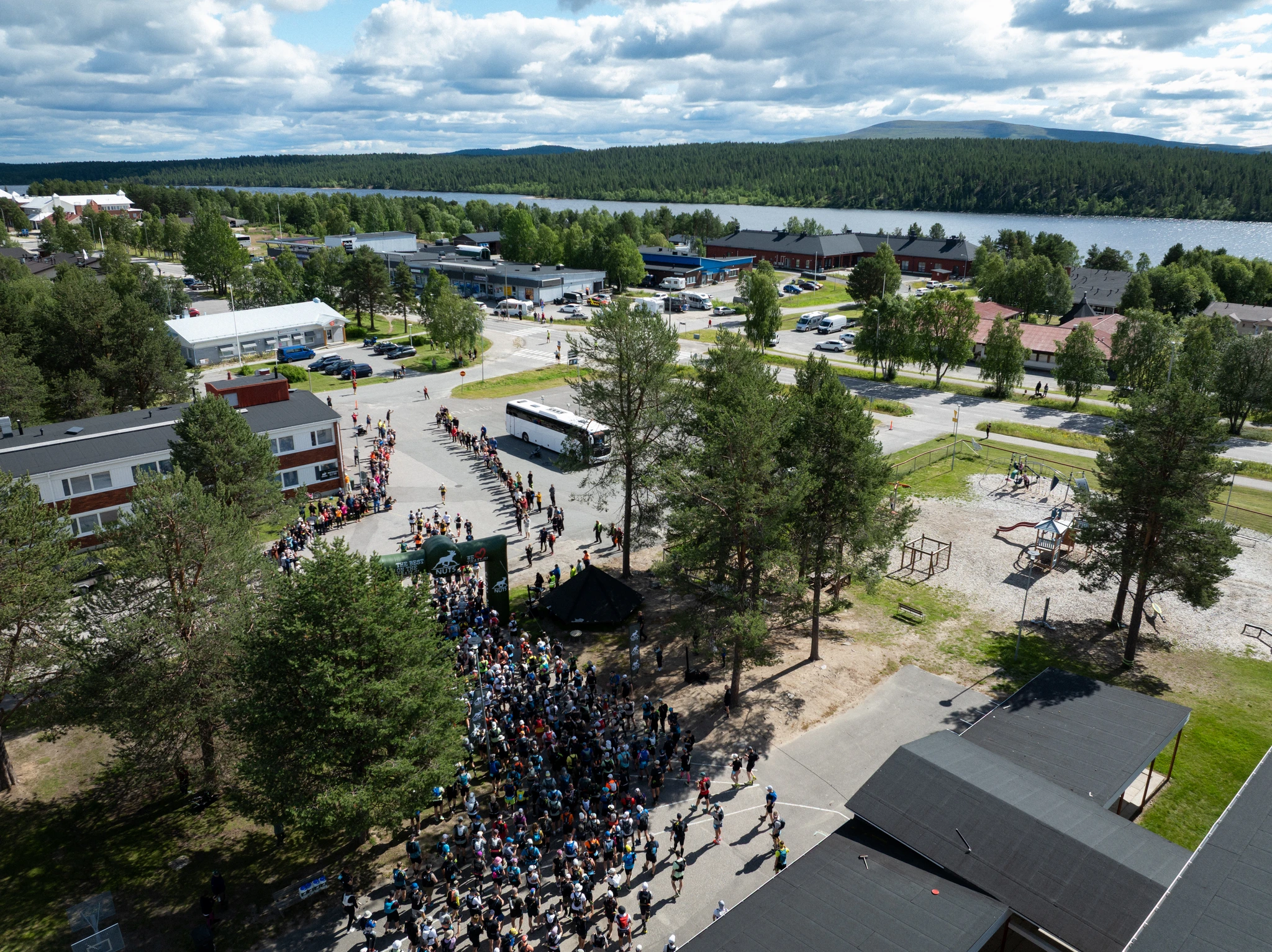 Aerial view of the start and lakeside scenery at NUTS Ylläs Pallas 2026. Photo: Simo Vilhunen.